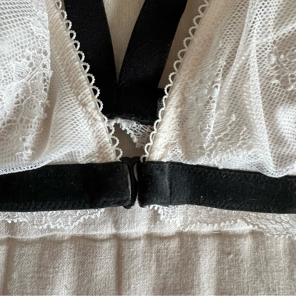 Victoria’s Secret White Chantilly Lace Front Close Triangle Bralette Size Medium - Picture 9 of 15